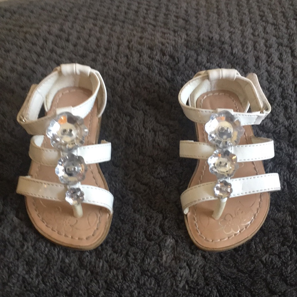 Baby girl white sandals.